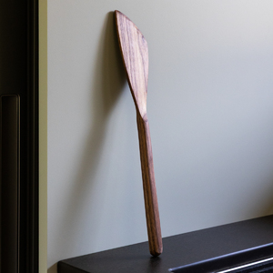 ANGLED SPATULA: WALNUT